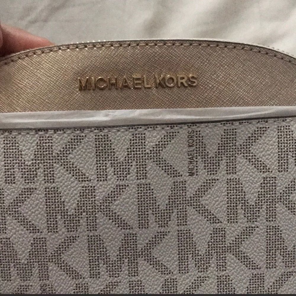 Nwt Michael Kors Emmy white and gold
crossbody - Picture 8 of 12